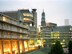 Gesch&auml;ftsbau am Hafenrand